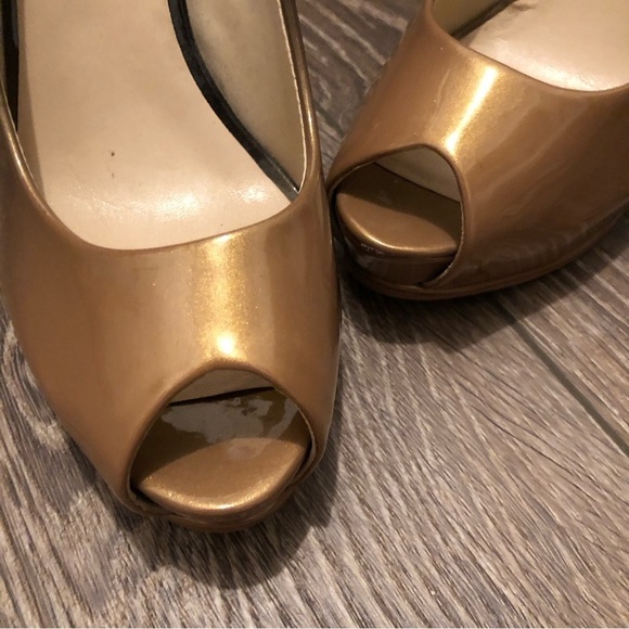 Guess high heels Black Patent And Gold Peep Toe GUESS Size 9 M 5” heel - Picture 2 of 9